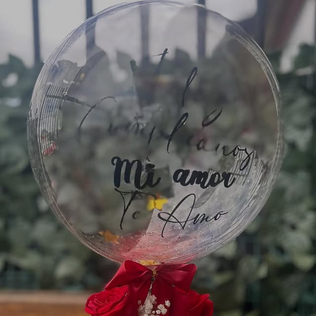 Globo personalizado con rosas - Ángeles Flower Boutique